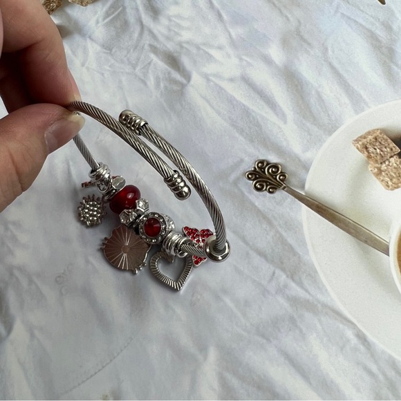 Red Hello Kitty Bracelet cute - Picture 3 of 5